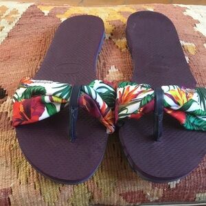 NWOT Havaianas Floral Bow Purple Flip Flop Sandals